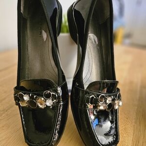 TAHARI JEWELED FLATS